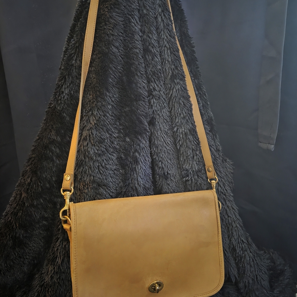 Hunt Club Genuine Leather Tan Crossbody Bag Vintage Turn Lock Purse - Picture 3 of 17